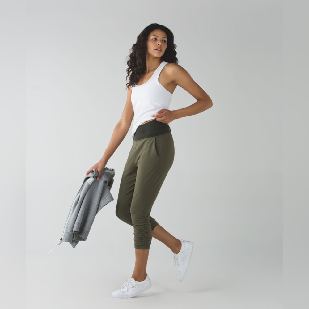 Lululemon Sunset Salutation Crop Green / Ziggy Snake Butter Pink Black Size 4